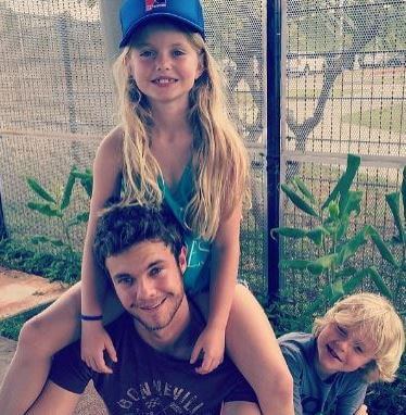 Zoe Grace Quaid with her brothers.